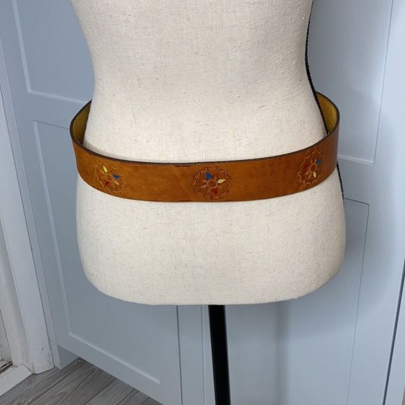 Belt Leather Feather Design Women’s Size 34 Preowned - Picture 2 of 6